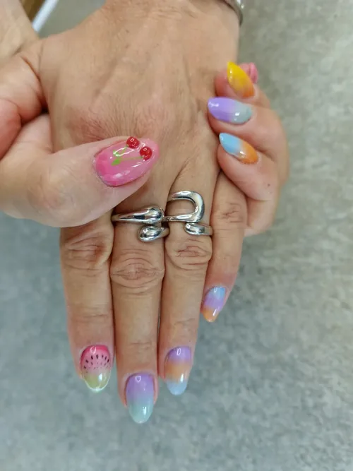 Nail art fruits sur ongles pastel en dégradé : pastèque et cerise, forme amande